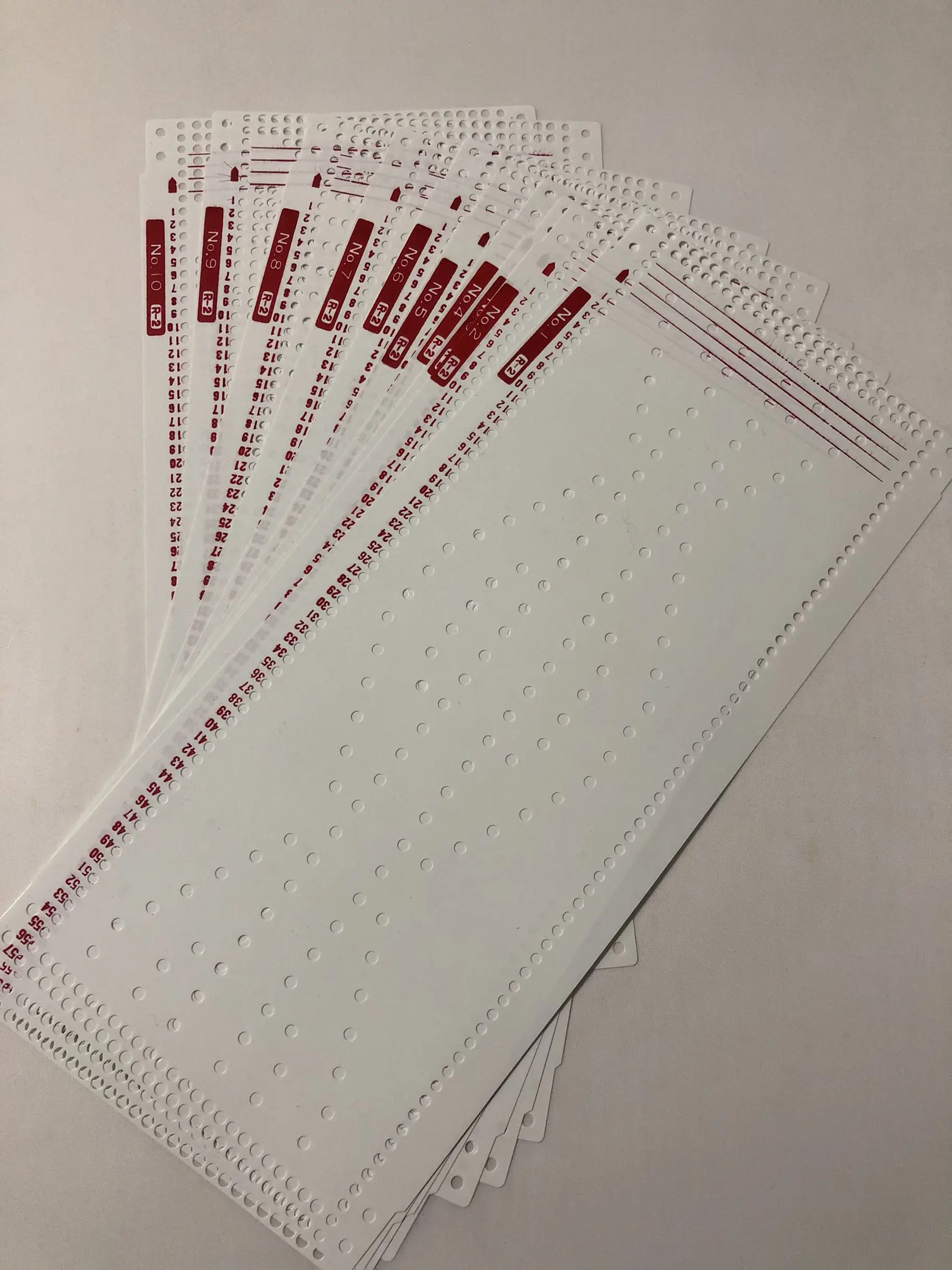 

10sheets 24Stitch Pre Punch Card +4 Clips for Silver Reed Knitting machine SRP60 SRP50 SRP 325 SRJ70 DIY Sweater Craft Accessory