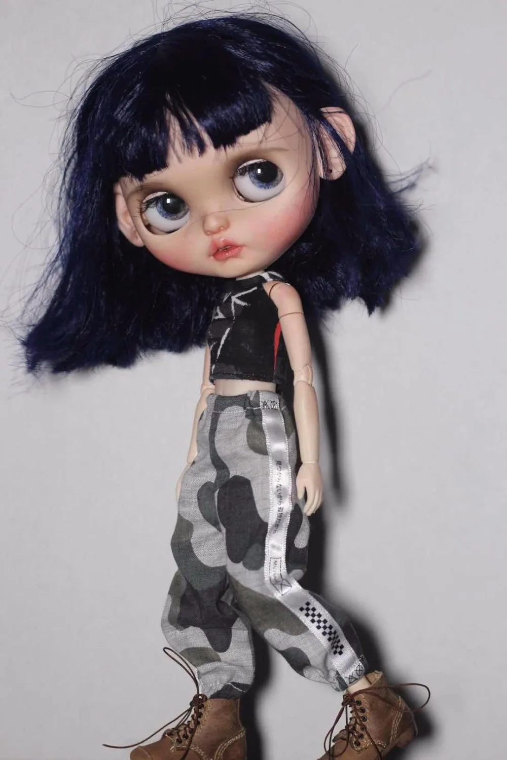 

2PCS/Set Fashion Cool Sport Set Halt Top Vest + casual cargo pants for Blyth Dolls Camouflage pants clothes for dolls