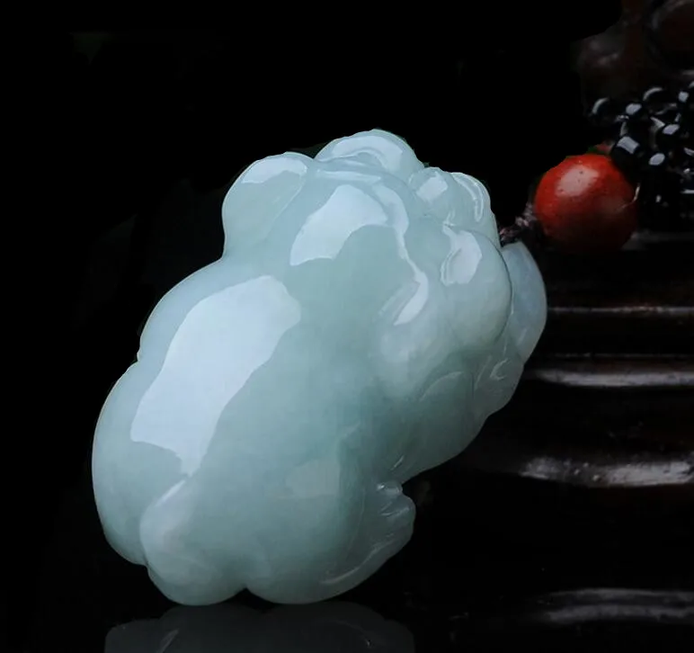 

Natural jadeite zodiac pig pendant baby with small pig transshipment protective jade pendant Send a certificate