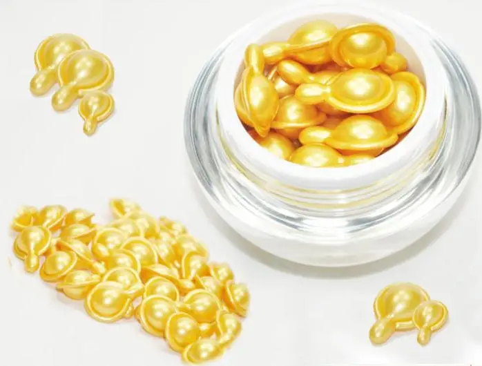 Сыворотка в капсулах. Женщин капсула золотой. Капсулы для лица увлажняющие. Капсулы для фонофореза фарфоровая куколка. Капсулы для лица.