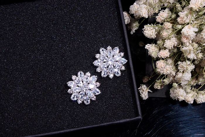 新デザインウェディングジュエリー高級クリア AAA オーストリアジルコンイヤリングエレガントな 925 スターリングシルバーの花スタッドピアス