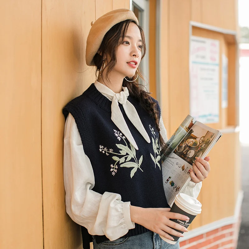

INMAN 2019 Spring Autumn Round Collar Embroidery Split Swing Sweater Vest