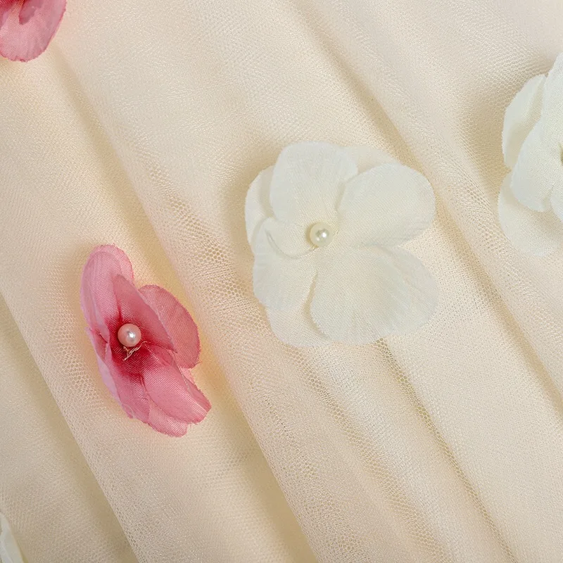 D134 бежевое платье в пол с расклешенными цветочными аппликациями
