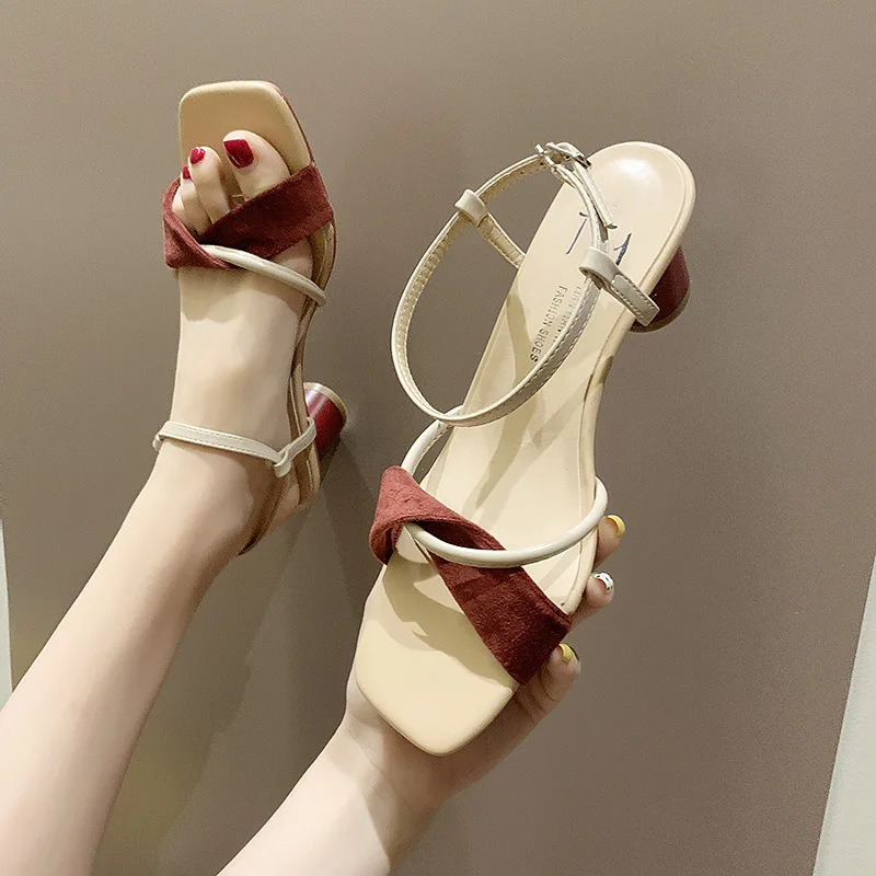 

2019 summer new style simple and simple solid color high heels women retro style comfortable thick with high heels.