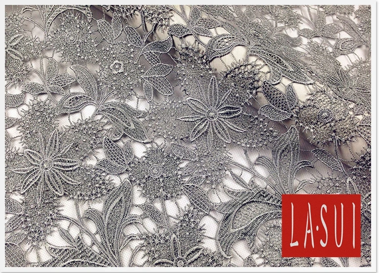Lasui Лидер продаж полиэстер шелк Водорастворимая кружевная ткань оформление полые 3D вышивка vogue одежда Dess S0038
