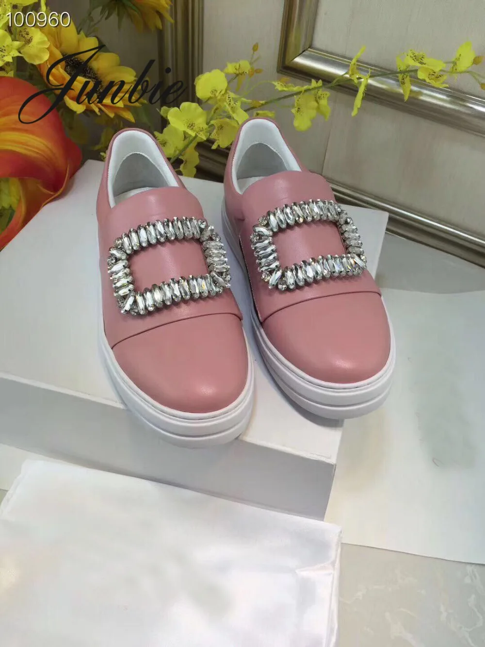 

JUNBIE New Genuine Leather Comfortable Slip On Women Flats Round Toe Crystal Beading Women Casual Shoes
