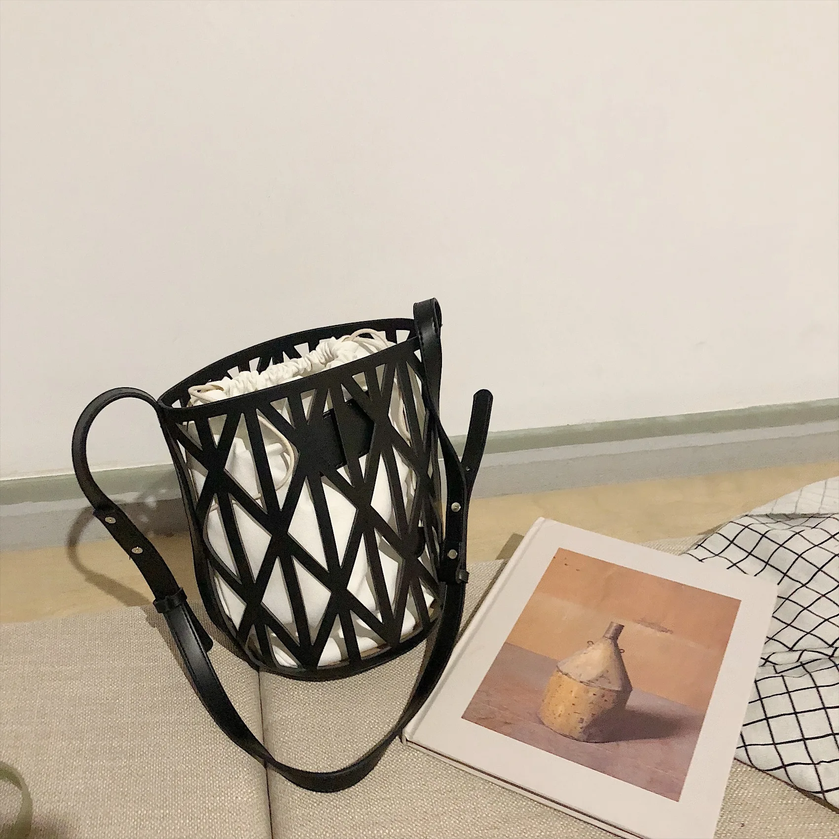 

Caker Brand 2019 Korean Style Women Large Big Drawstring Hollow PU Leather Handbag +canvas inner Fashion High Quality bags