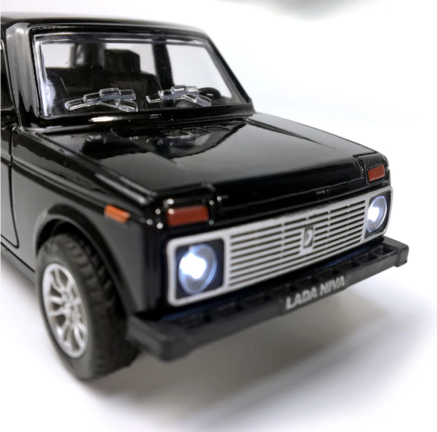 Литые под давлением автомобильные 1:28 масштаб Lada Niva 1:32 Масштаб Priora/2106 модель автомобиля коллекционная игрушка автомобиль со звуком и светильник