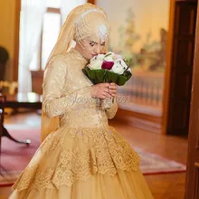 Oumeiya OW541 New Design Lace Appliqued Beaded High Neck Long Sleeve Hijab Arab Muslim Gold Wedding Dress 2016