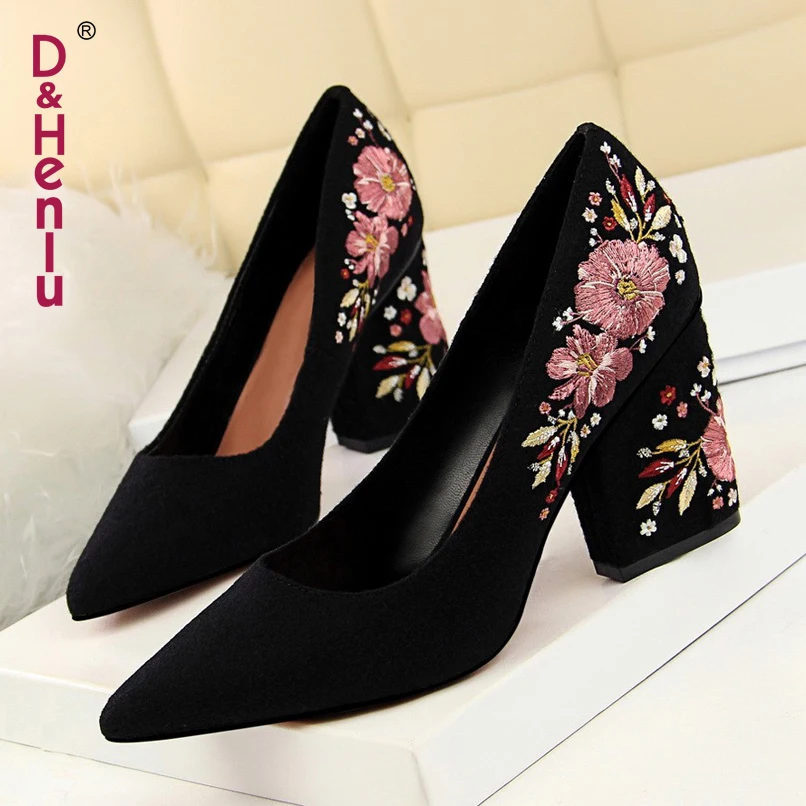 

{D&Henlu} Chinese Embroidery Shoes Woman Flower Heels Women Thick Heels Suede Women Shoes Pointed Toe Pumps 2018 Zapatos Mujer