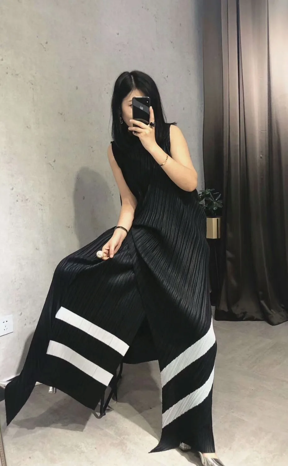 

FREE SHIPPING Miyake Fold striped top two-piece women fashion fold wide-legged pants suit IN STOCK