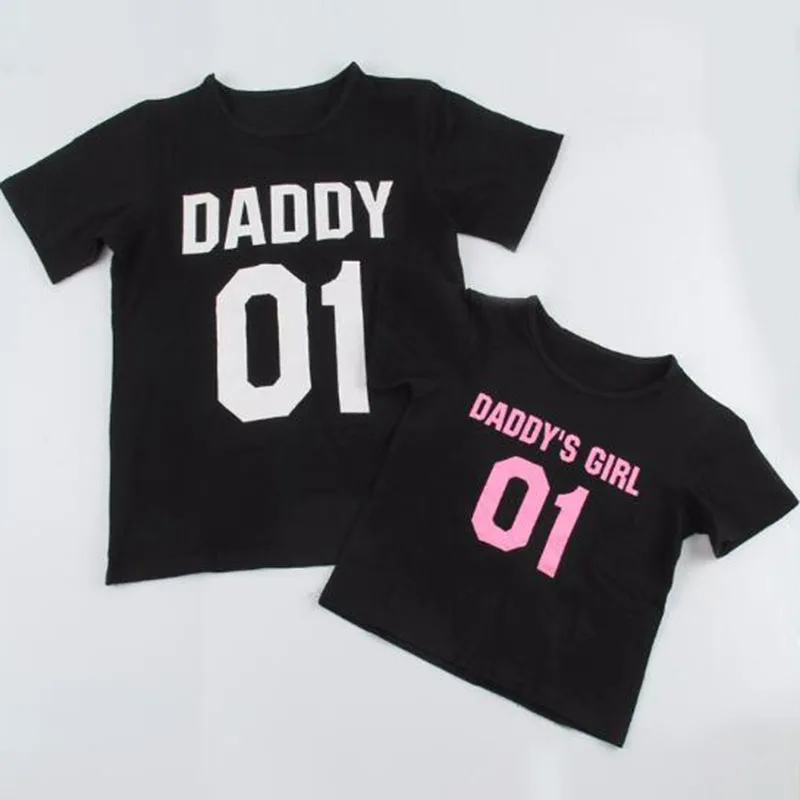 лук фэмили фэмили. семейные футболки с батарейками. футболка папа и дочки. майка для папы дочки. надписи на футболках для семьи.