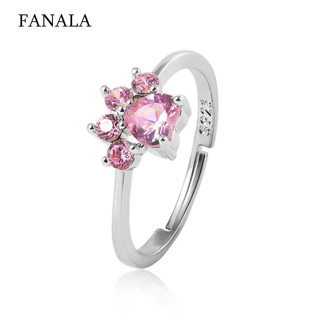 Золотое кольцо с кошачьей лапкой. Кольца с кошачей ламкой. Кольцо кошачья лапка. Колечко с лапками. Серебряное кольцо с кошачьей лапкой.