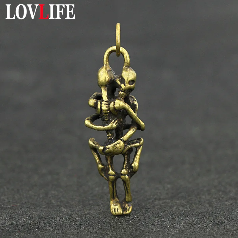 

Handmade Pure Brass Skeleton Skull Lover Punk Key Chain Vintage Copper Mini Hug Statue Keychain Pendant Ornament Funny Toy Gifts