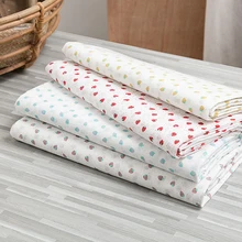 Tissu en coton doux pour bébé, tissu de couture à la fraise pour vêtements de bébé ou matériel de couture fait à la main