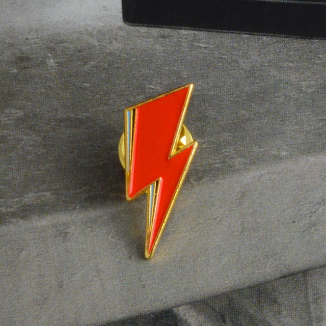 Joyería QIHE David Bowie, Pin esmaltado inspirado en Ziggy Stardust, Aladdín Sane Lightning Bolt, regalos para seguidores de Bowie Joyería QIHE David Bowie, Pin esmaltado inspirado en Ziggy Stardust, Aladdín Sane Lightning Bolt, regalos para seguidores de Bowie