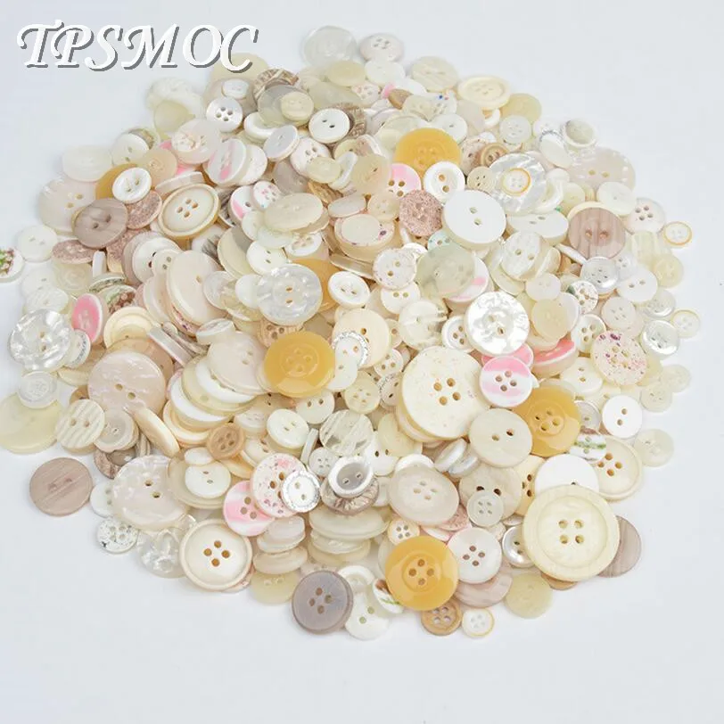 50g Quality Resin Buttons Assorted mix of designs and colours.