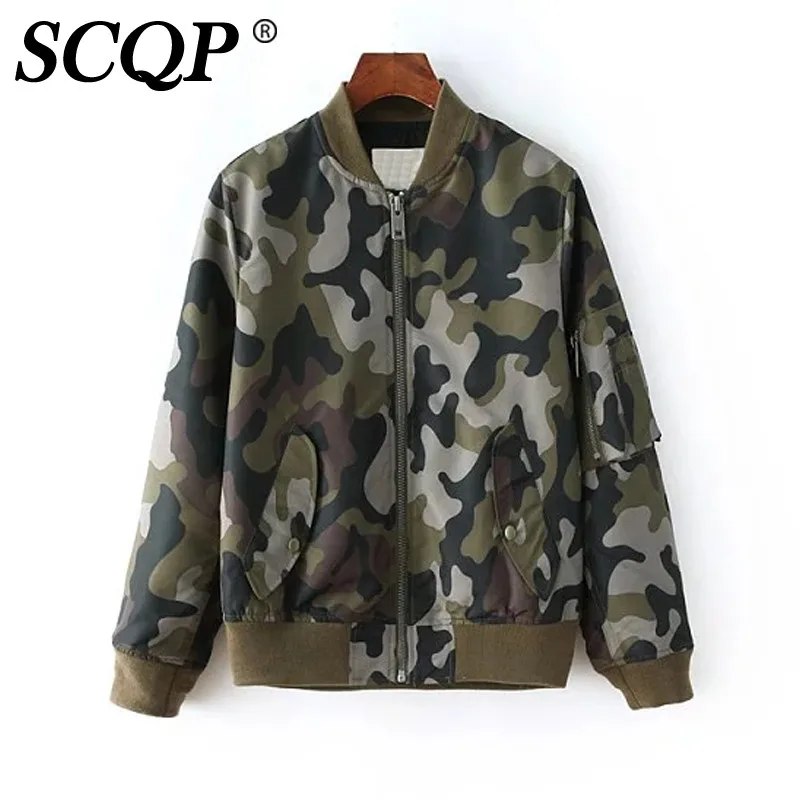 jaqueta com estampa militar