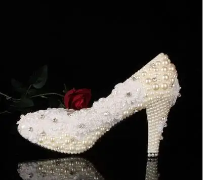 Великолепные модные женские туфли на шпильке с круглым носком свадебные туфли с кристаллами и жемчугом белые свадебные модельные туфли с кружевными цветами