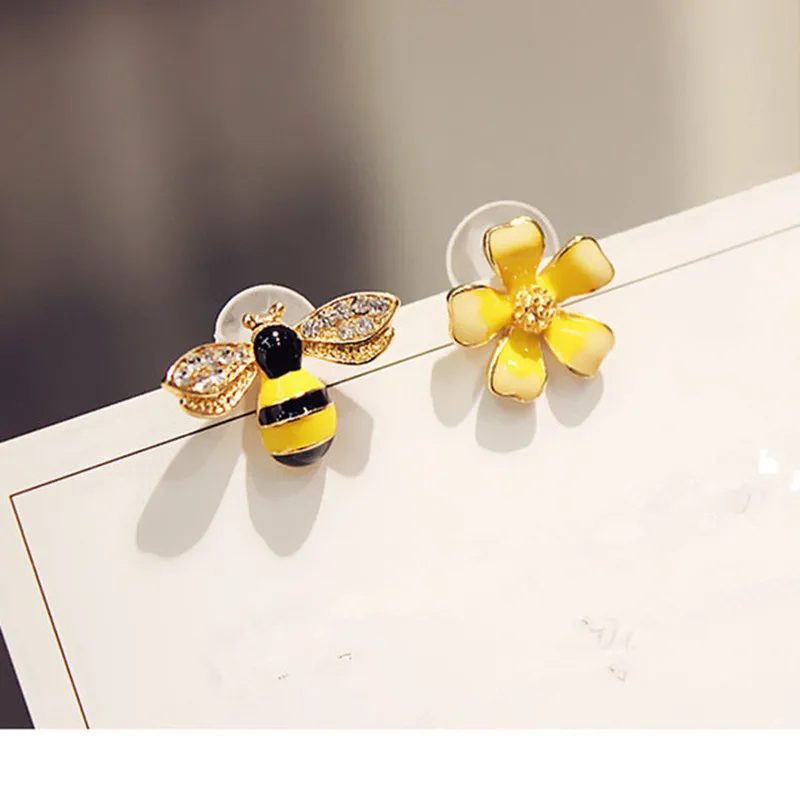 

2018 New Fashion Hot Style Bee Flower Earrings Personality Asymmetric Flower Earrings Women Jewelry