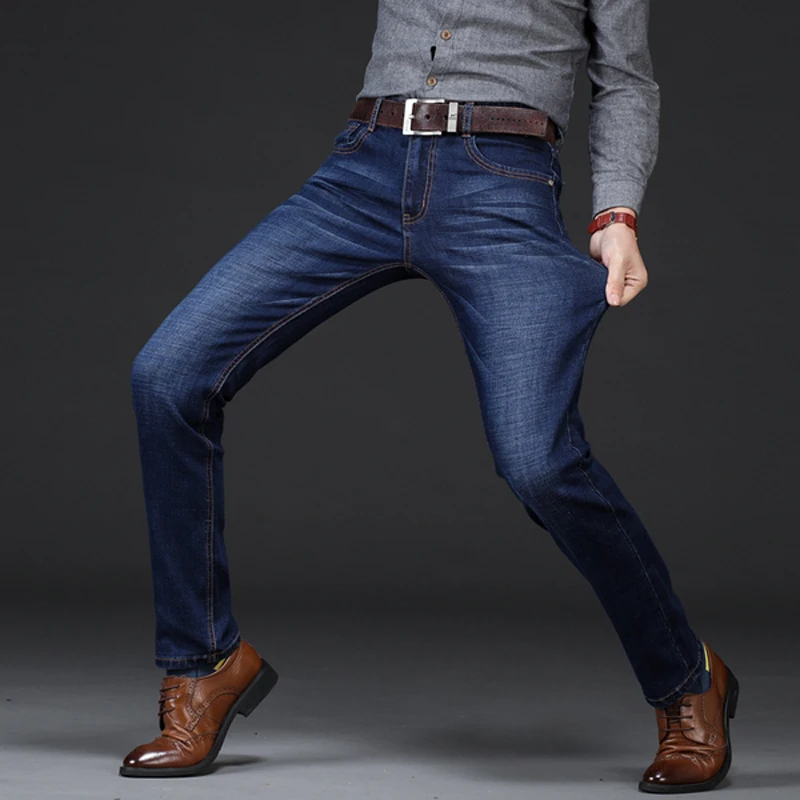 Vrokino бренд новые джинсы, которые перечислены Для мужчин's джинсы деловые, Casual Модные свободные прямые классические джинсы стрейтч большого Размеры брюки