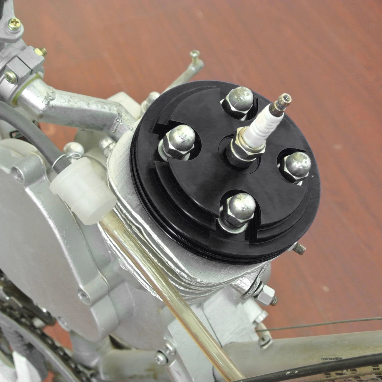 Крышка головки цилиндра CNC и Свеча зажигания для 2 тактного моторизованного