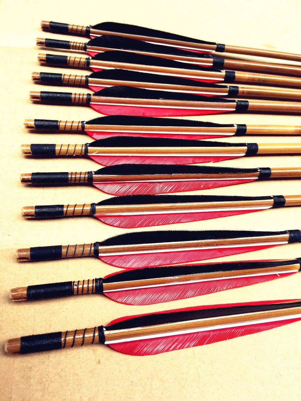 Высокая quality12x ручной работы из бамбука стрелы Турция перо для 20-80lbs изогнутый лук Охота стрельба из лука