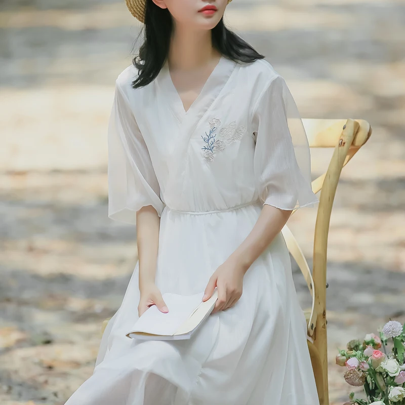 

The small pure and fresh and embroidery chiffon first love gentle wind restoring ancient ways is the new in the spring