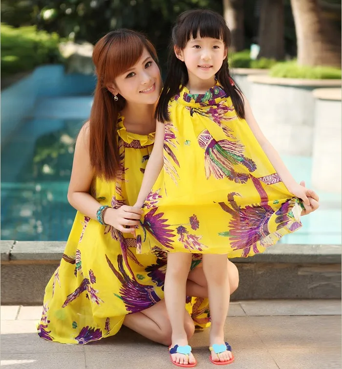 Комплект платьев для мамы и дочки Летний стиль с цветочным принтом, шифоновые пляжное платье семейная одежда для мамы и дочки; платье для отпуска
