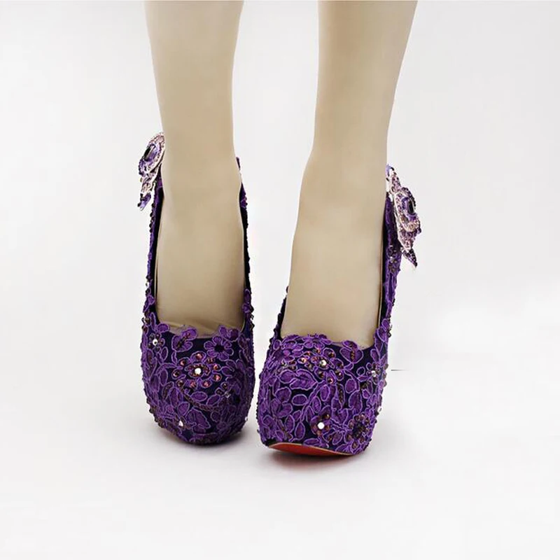 Модные туфли для невесты на высоком каблуке со стразами и цветами Свадебная обувь из фиолетового кружева Прекрасные высококачественные дамские туфли-лодочки на платформе со стразами