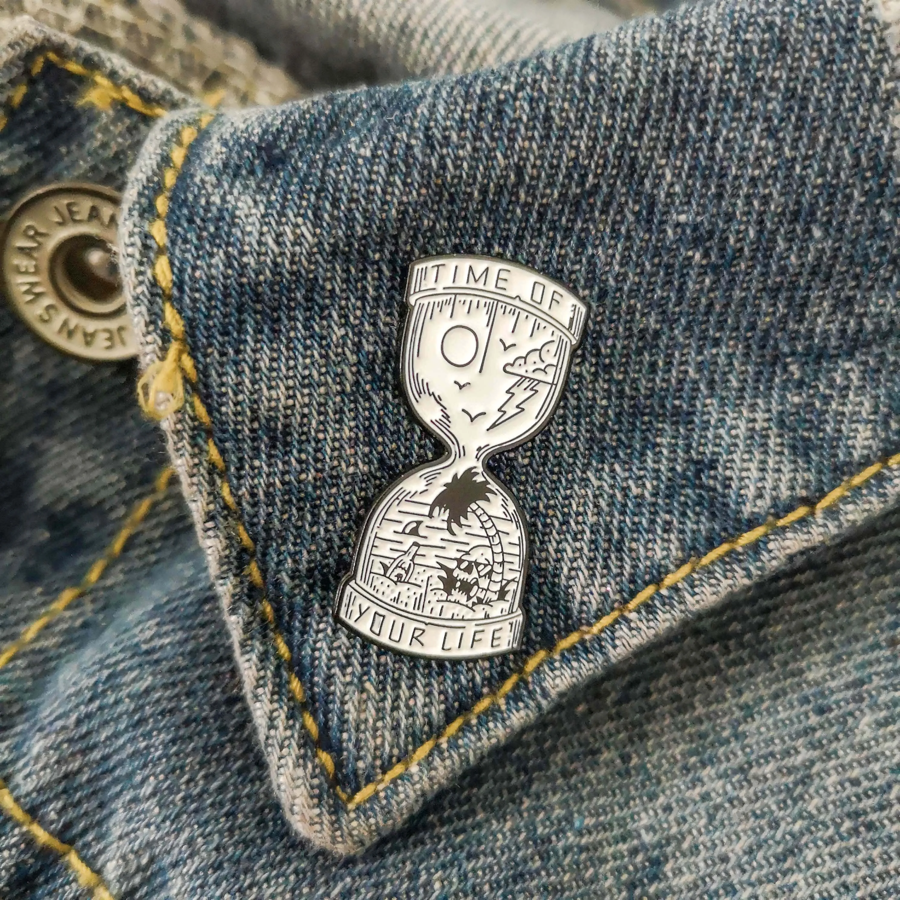 

Time Hourglass Enamel Pin White Time Lapse Hourglass Lapel Pin For Backpack Denim Jackets Badge Brooch For Women Men Jewelry