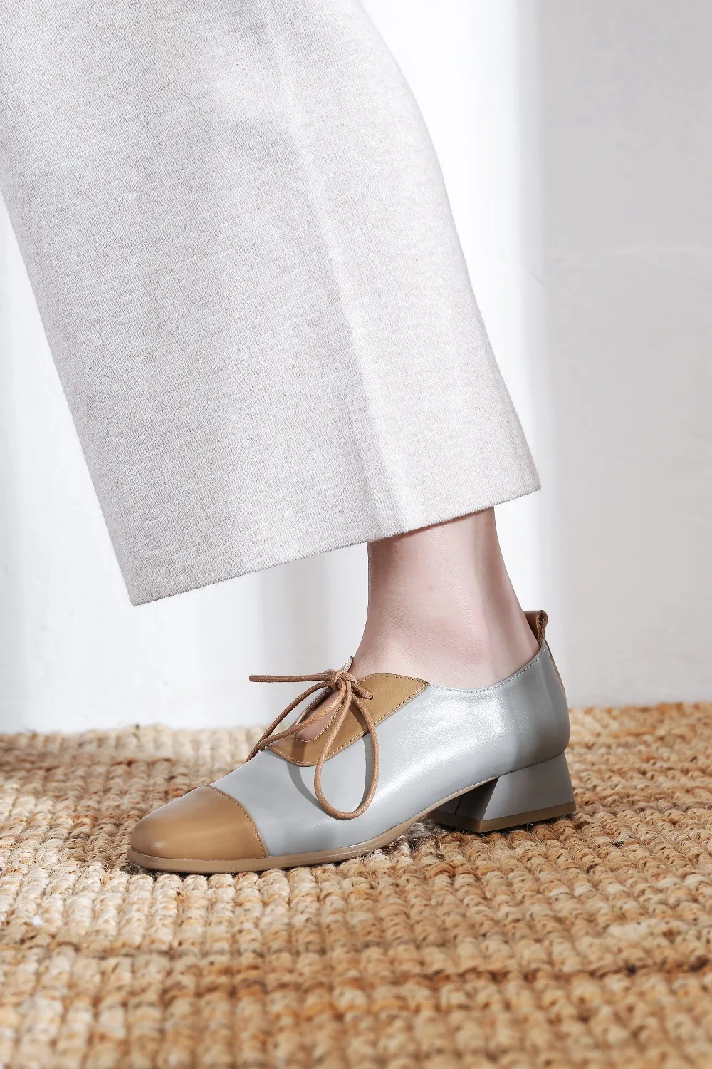 Модные брендовые женские туфли-лодочки из коровьей кожи с квадратным носком; элегантные весенние офисные женские туфли на среднем каблуке со шнуровкой разных цветов; L98