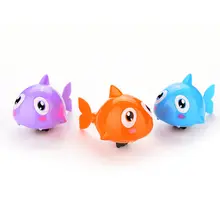 2018 Bonito Tubarão Natação Piscina Brinquedos do Banho de Plástico Engraçado Clockwork Wind Up Tubarão De Plástico Cor Aleatória Bebê Crianças Toy Bath venda quente(China)