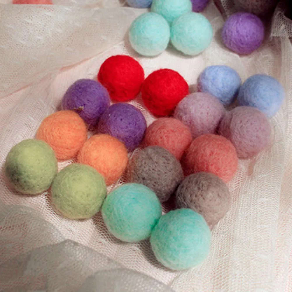 Keçe Topları ile Balon Süsleme Keçe Topları ile Balon Süsleme