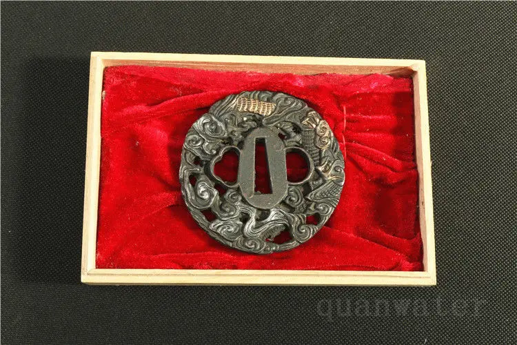 

NICE DESIGN AND QUALITY JAPANESE TSUBA WITH dragon not cover box