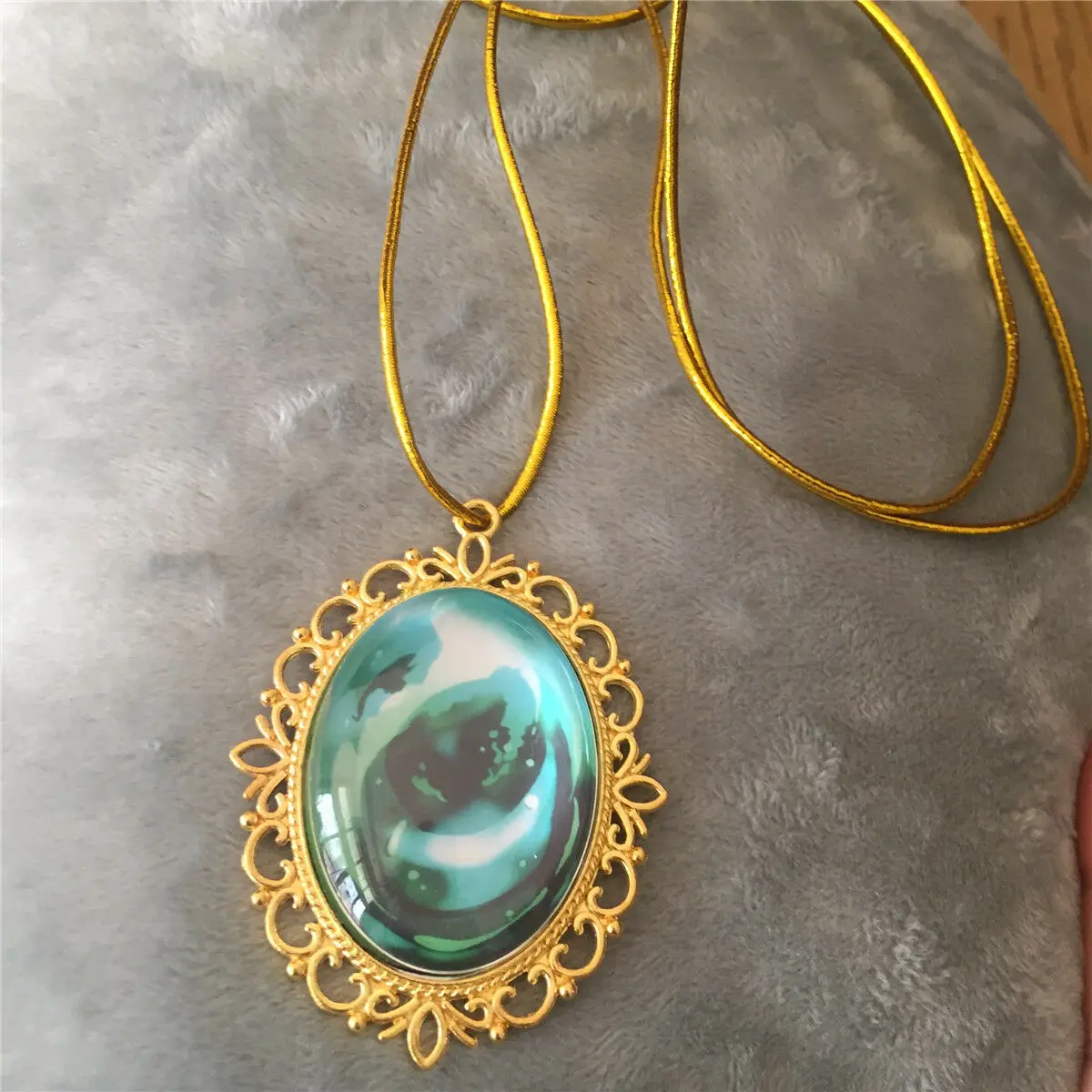 

Anime Violet Evergarden Violet Necklace Bola Tie Pendant Chain Cosplay Blue