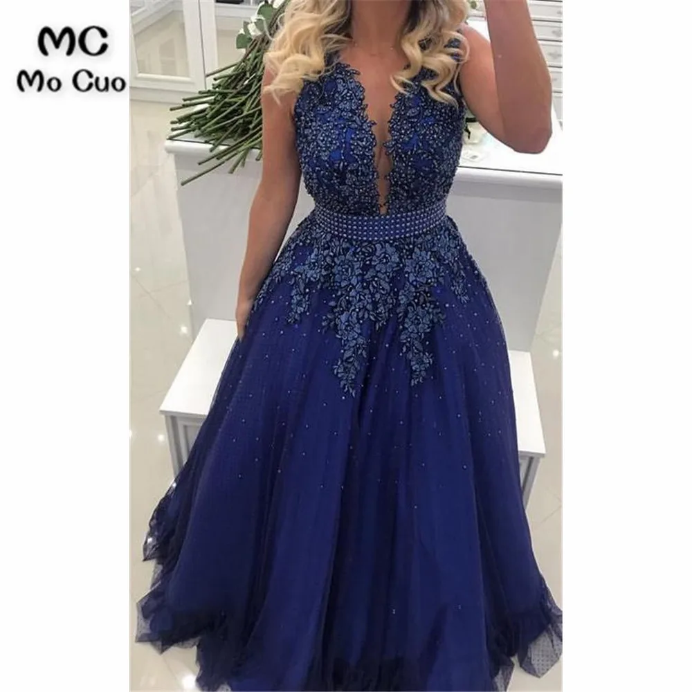 appliques and pearls decorates on the dress 3