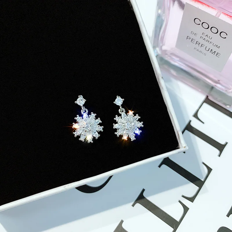 

Fashion S925 Silver Pin Super Flash Zircon Snowflake Earrings Women Korea Small and Simple Temperament Exquisite Jewelry