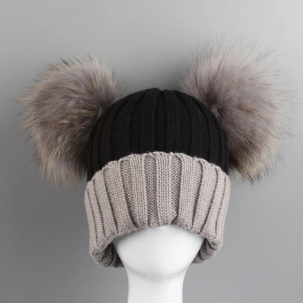 Новая зимняя шапочка Шапки для Для женщин Симпатичные два меха Кепка с помпонами вязаный пэчворк Skullies шапочки - Цвет: gray fur pom