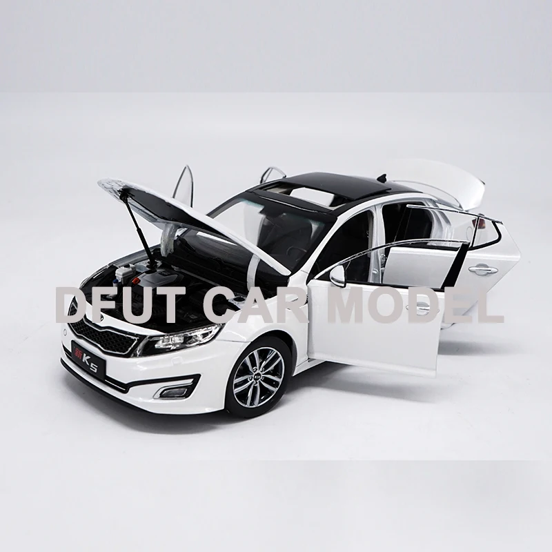 Модель спортивного автомобиля из сплава в масштабе 1:18 KIA K5 детские игрушечные