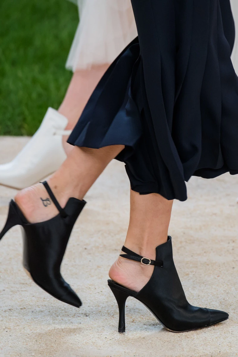 Prova Perfetto Подиумные туфли на высоком каблуке женские шелковые летние сапоги с острым носком женские пикантные Вечерние черные туфли с ремешком и пряжкой