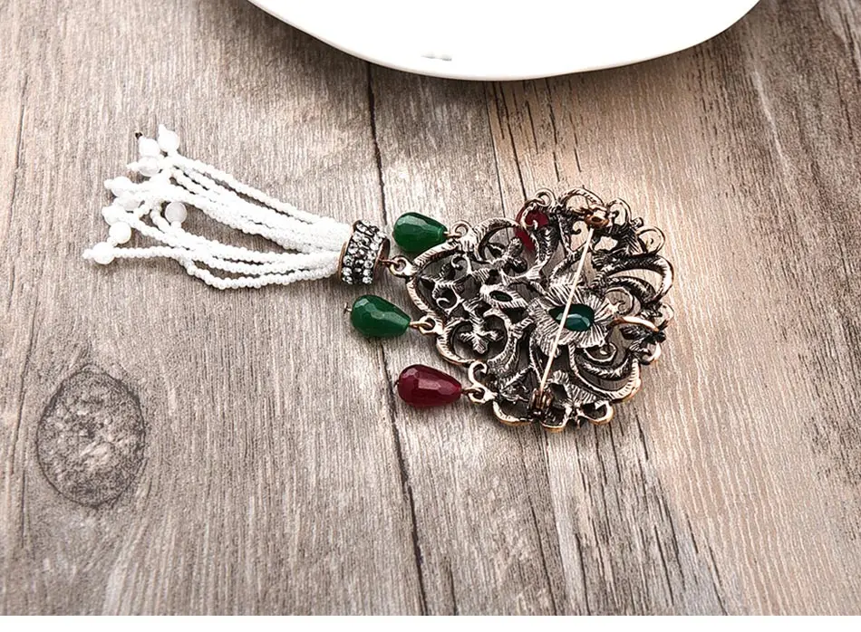 vintage-green-brooch-with-tassel-pendant_09