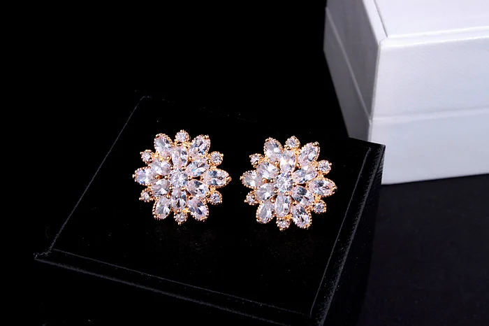新デザインウェディングジュエリー高級クリア AAA オーストリアジルコンイヤリングエレガントな 925 スターリングシルバーの花スタッドピアス