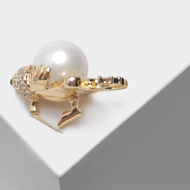 

Amorita boutique Golden frog pin fashionable animal brooch