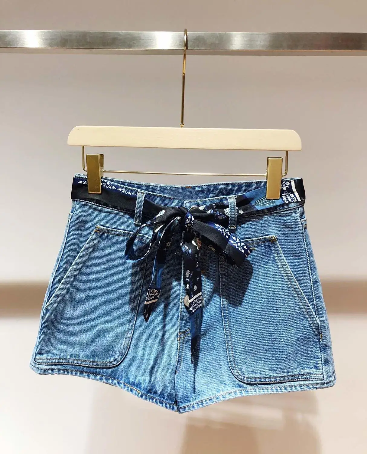 

2019 Women's Loose High Waist Strap Patch Pocket Denim Shorts 0601
