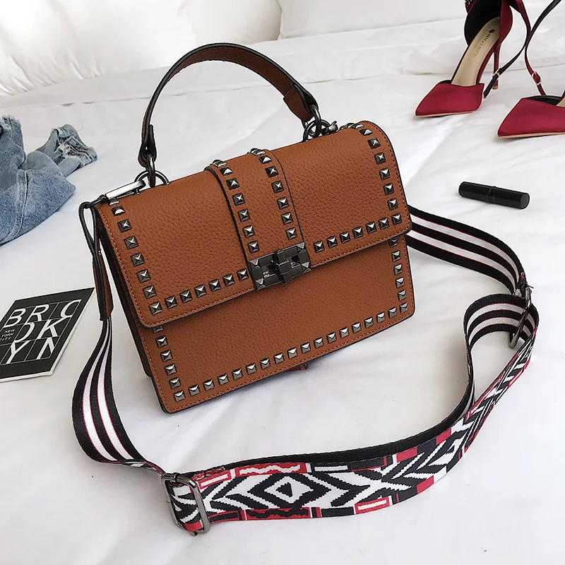 Модные молодежные сумки. Модные молодежные сумки. Девушка с сумкой. Зенские молодёжные сумочки. Модные молодежные сумки.