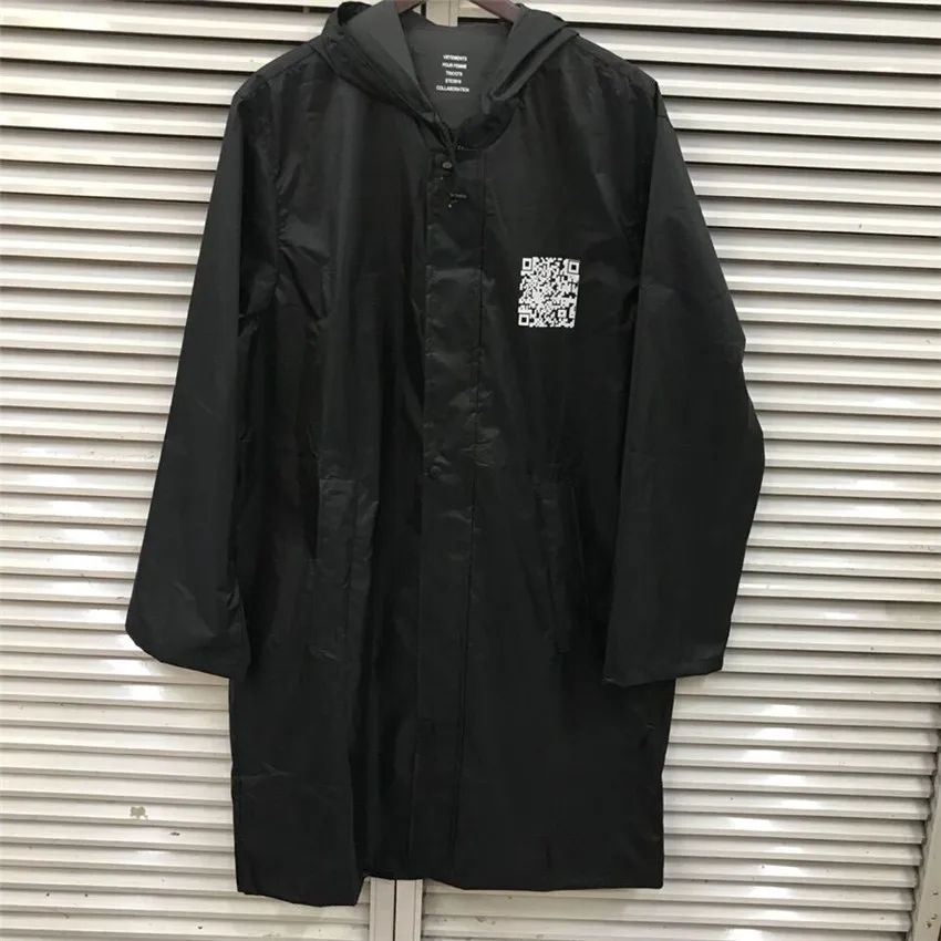 

Spring Summer VETEMENTS Black Nylon Raincoat QR Code Print Loose Long Hooded VETEMENTS Trench Men Rain proof VETEMENTS Rainwear