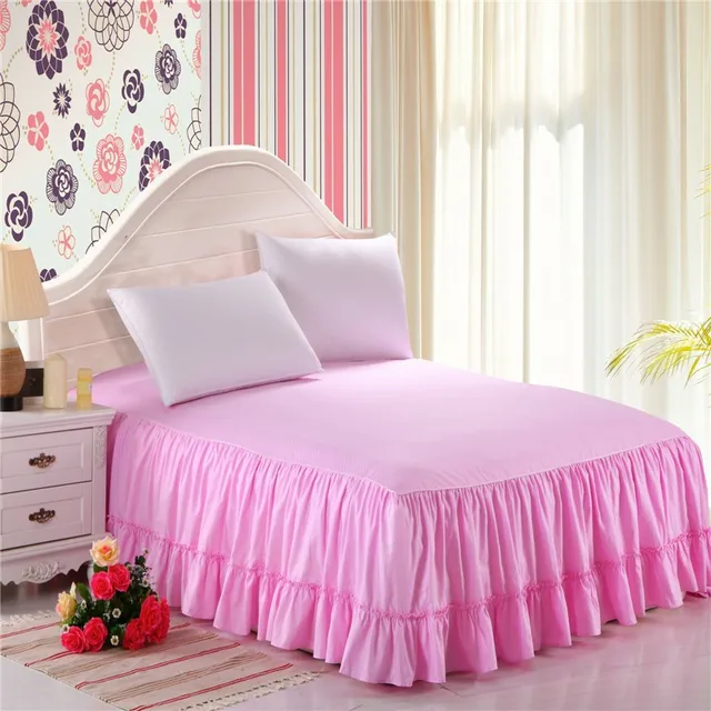 flouncing bed cover, bedspread, beautiful flouncing counterpane, in