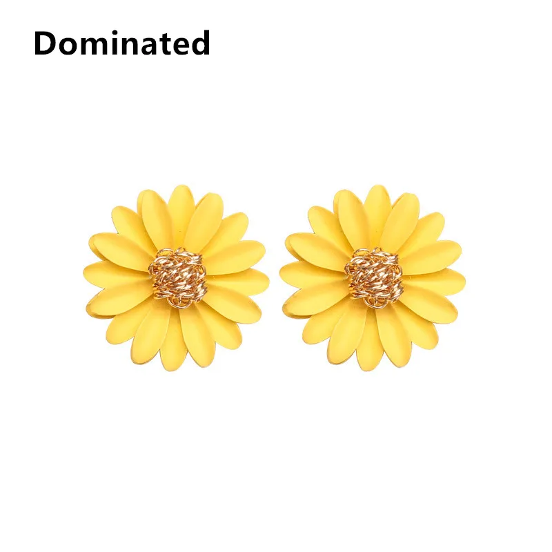 

Dominated Personality Small Fresh Petals Earrings Female Temperament Simple Fashion Metal Flower Stud Earrings.