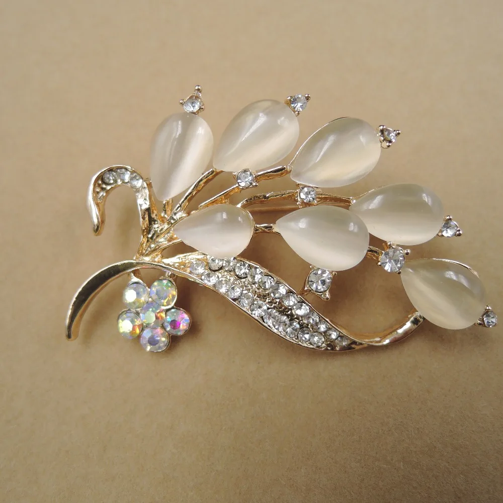 

top new fashion brooch made of metal and crystals